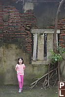 Nara With Window And Small Trunk